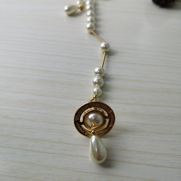 Vivienne Westwood Irregular Three Row Pearl Bas Relief Choker in gold - Picture 3 of 9